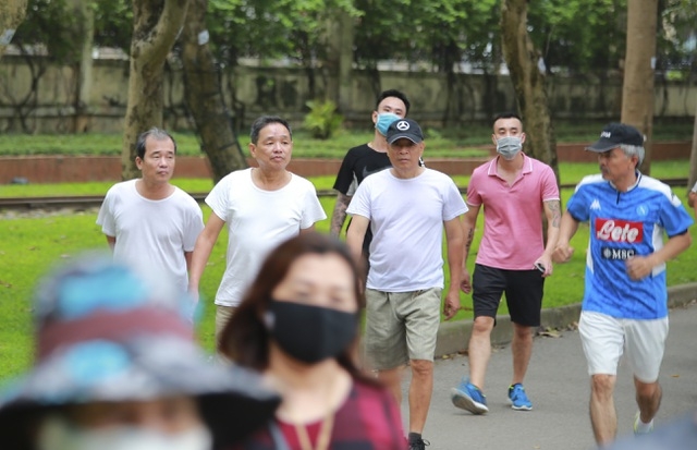 Hà Nội: Người dân vẫn theo thói quen tụ tập tập thể dục trong công viên ha noi nguoi dan van theo thoi quen tu tap tap the duc trong cong vien