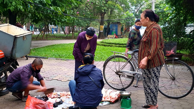 Hà Nội: Người dân vẫn theo thói quen tụ tập tập thể dục trong công viên ha noi nguoi dan van theo thoi quen tu tap tap the duc trong cong vien