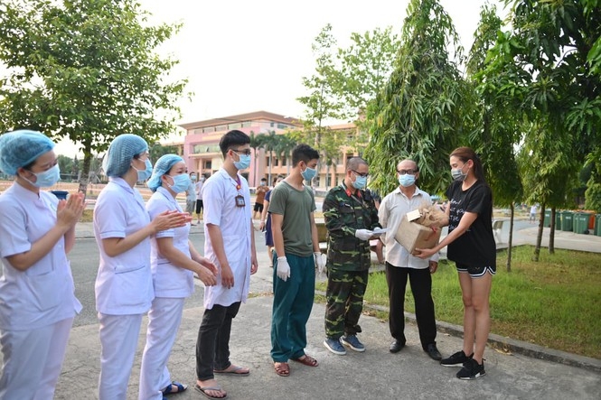 Con gái tỷ phú Johnathan Hạnh Nguyễn xuất viện, Võ Hoàng Yến quyên tiền ủng hộ chống Covid-19 con gai ty phu johnathan hanh nguyen xuat vien vo hoang yen het cach ly quyen tien ung ho chong covid 19