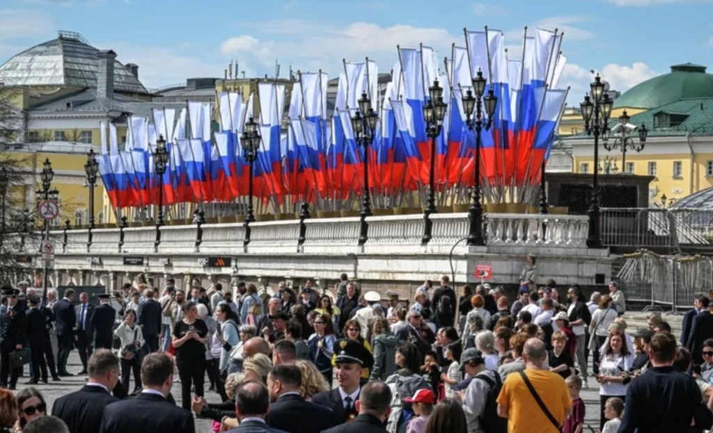 Города России празднично украшены в честь Дня Победы