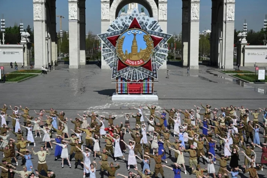 Города России празднично украшены в честь Дня Победы