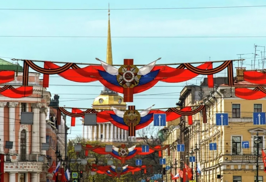 Города России празднично украшены в честь Дня Победы