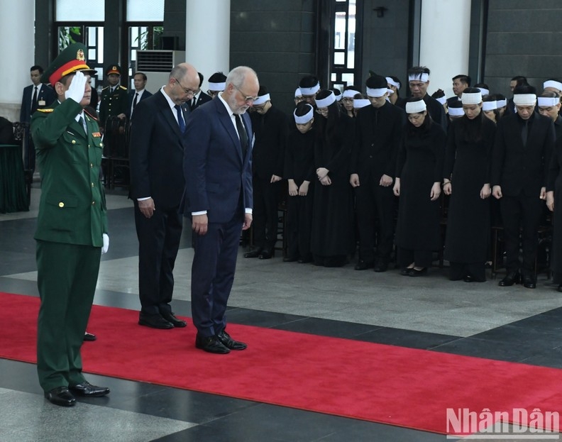 Международные делегации почтили память Генерального секретаря ЦК КПВ Нгуен Фу Чонга
