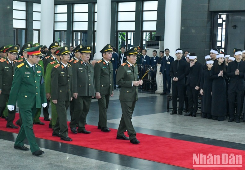 Делегация Центрального парткома Сил общественной безопасности, Министерства общественной безопасности чтит память Генерального секретаря ЦК КПВ Нгуен Фу Чонга.