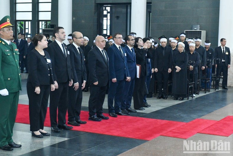 Делегация Алжира чтит память Генерального секретаря ЦК КПВ Нгуен Фу Чонга.