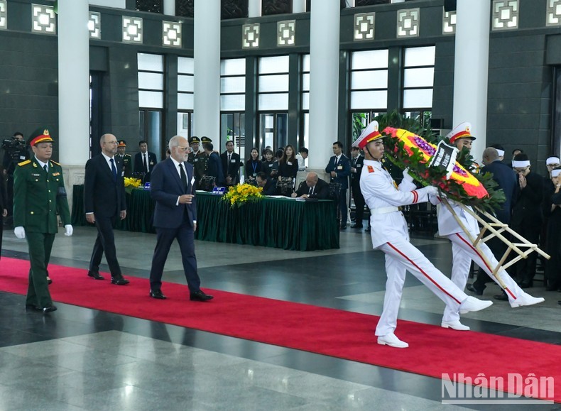 Делегация Швейцарии чтит память Генерального секретаря ЦК КПВ Нгуен Фу Чонга.
