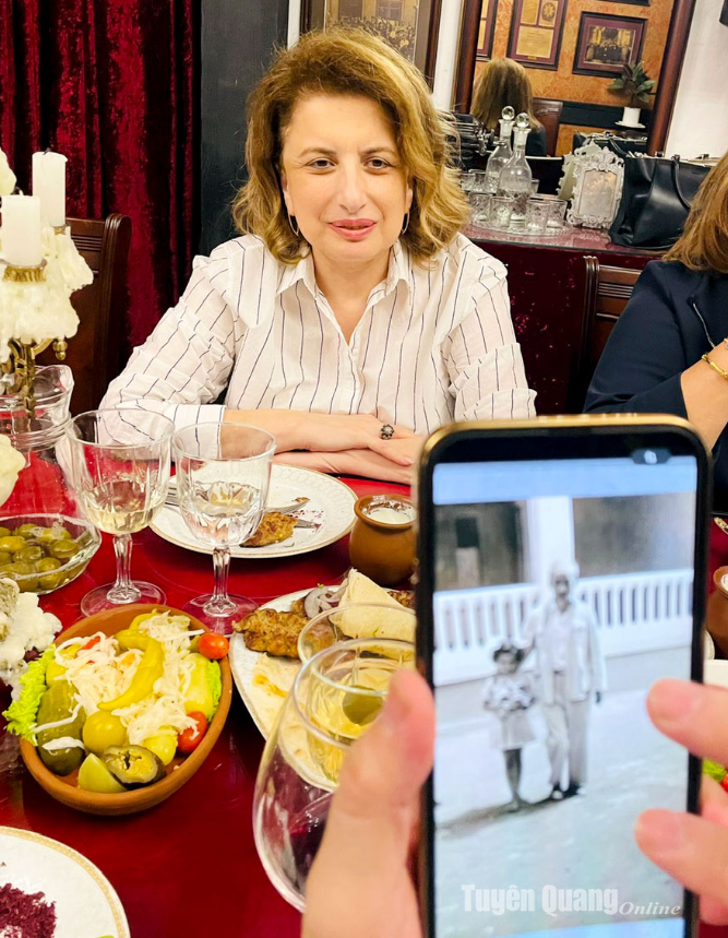 Азербайджанская девочка, сфотографировавшаяся с Президентом Хо Ши Мином 65 лет назад Азербайджанская девочка, сфотографировавшаяся с Президентом Хо Ши Мином 65 лет назад