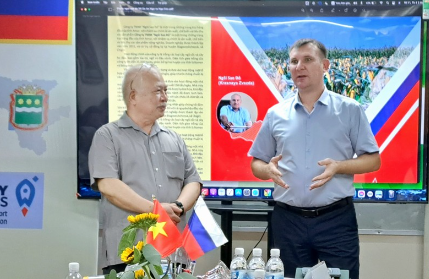 Представитель ООО «Красная Звезда» рассказывает о деятельности компании.  Фото: Бак Зыонг