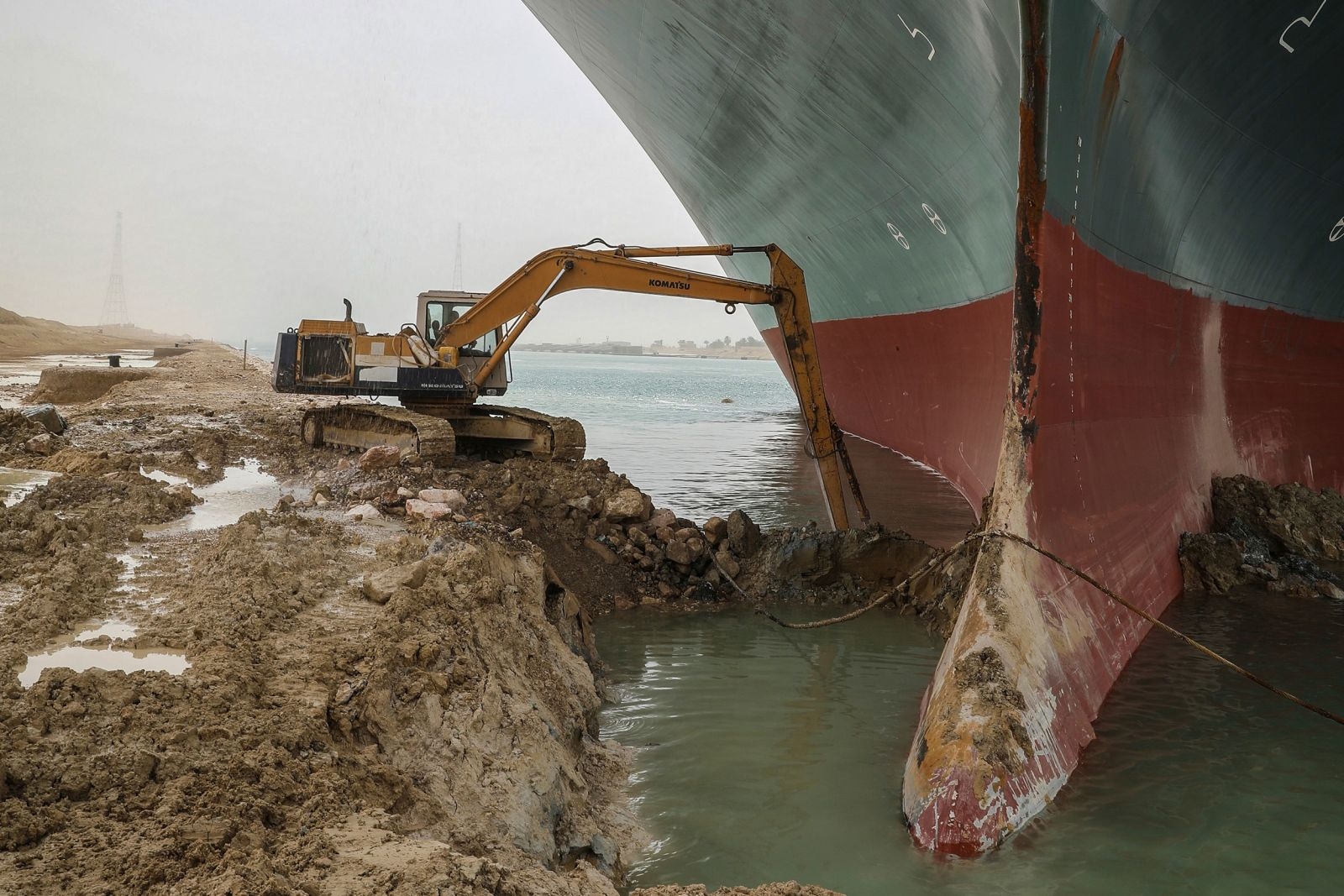 Giant container ship stuck is causing traffic jam on Suez Canal 0852-suez-canal-blocked-by-a-giant-container