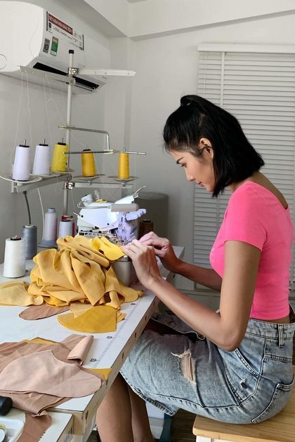 Hoàng Thùy tặng 700 chiếc khẩu trang tự may cho dân nghèo trong dịch Covid-19 hoang thuy tang 700 chiec khau trang tu may cho dan ngheo trong dich covid 19