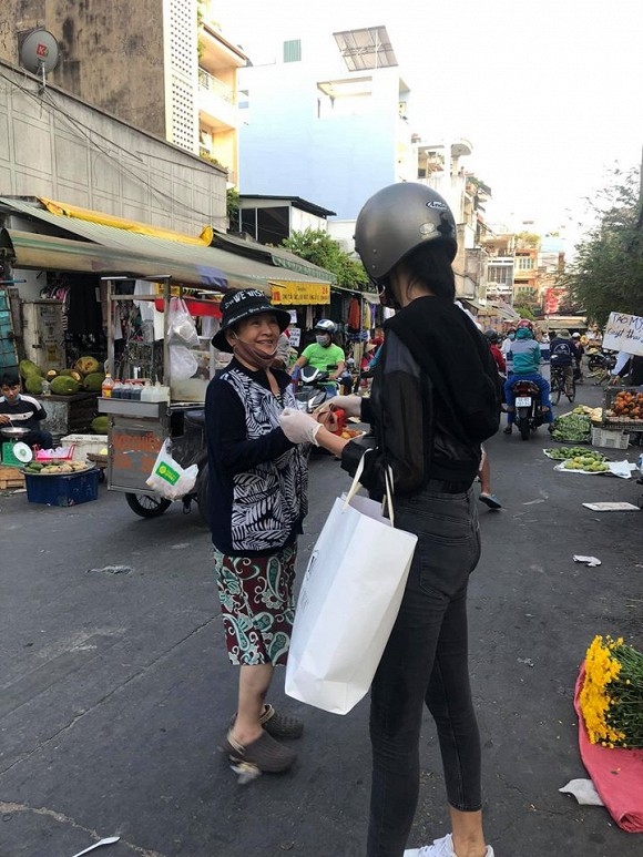 Hoàng Thùy tặng 700 chiếc khẩu trang tự may cho dân nghèo trong dịch Covid-19 hoang thuy tang 700 chiec khau trang tu may cho dan ngheo trong dich covid 19