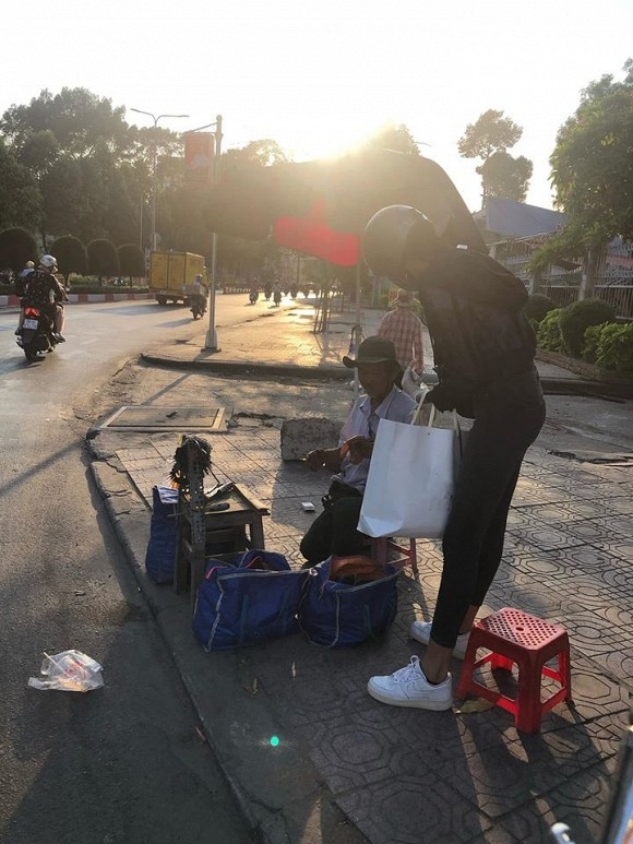 Hoàng Thùy tặng 700 chiếc khẩu trang tự may cho dân nghèo trong dịch Covid-19 hoang thuy tang 700 chiec khau trang tu may cho dan ngheo trong dich covid 19