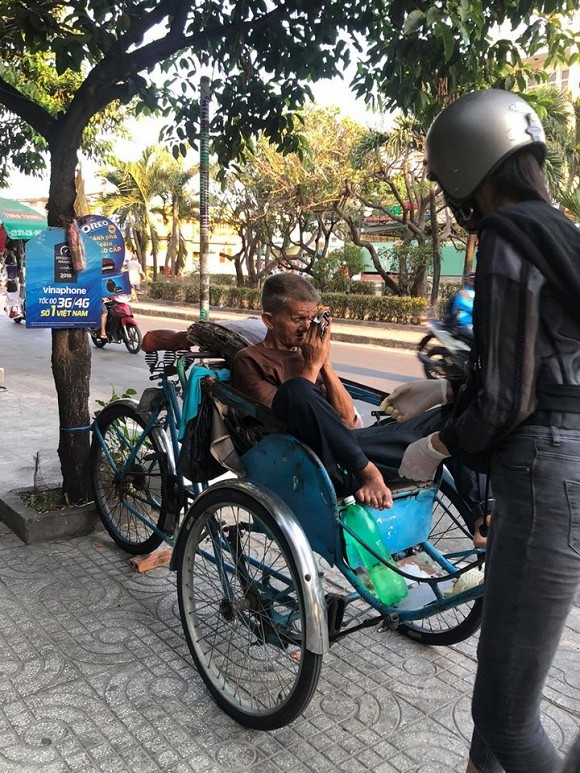 Hoàng Thùy tặng 700 chiếc khẩu trang tự may cho dân nghèo trong dịch Covid-19 hoang thuy tang 700 chiec khau trang tu may cho dan ngheo trong dich covid 19