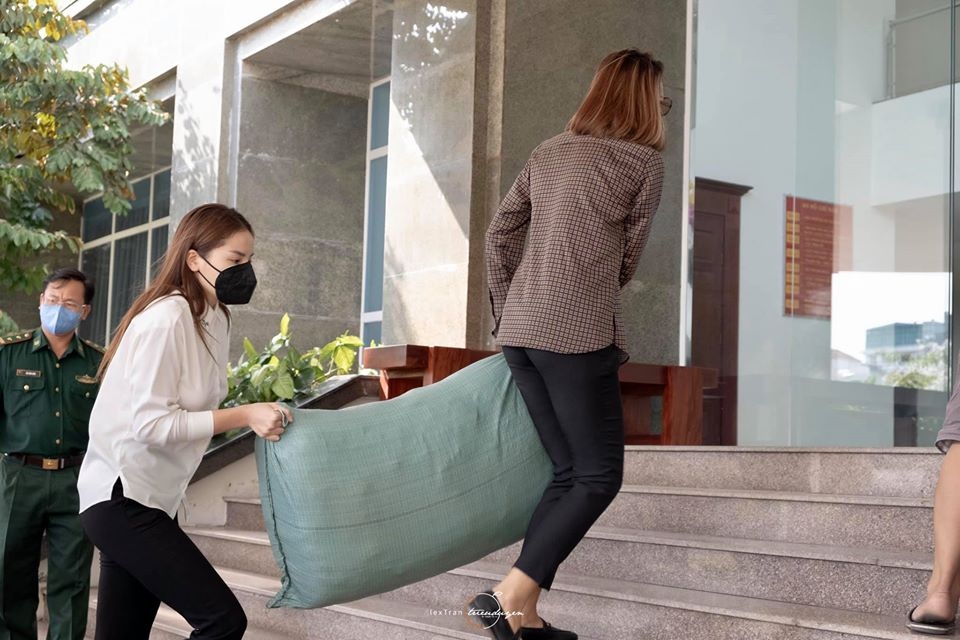 Kỳ Duyên ủng hộ đồ bảo hộ và nước rửa tay cho chiến sĩ biên phòng ky duyen ung ho do bao ho va nuoc rua tay cho chien si bien phong