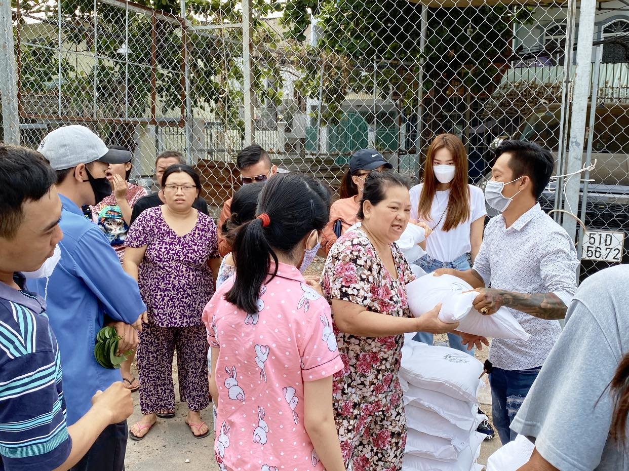 Minh Hằng tặng gạo cho người dân gặp khó khăn giữa dịch Covid-19 minh hang tang gao cho nguoi dan gap kho khan giua dich covid 19