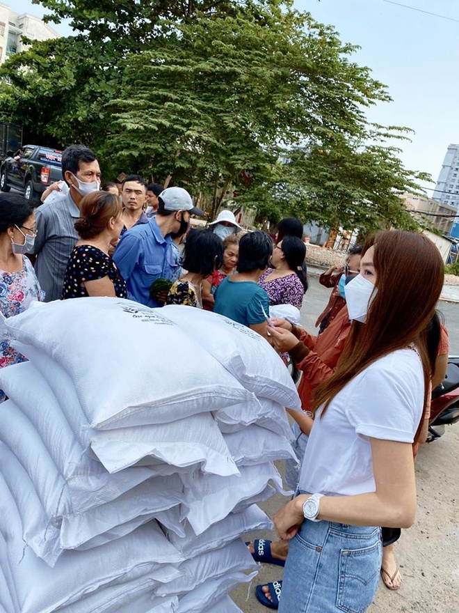 Minh Hằng tặng gạo cho người dân gặp khó khăn giữa dịch Covid-19 minh hang tang gao cho nguoi dan gap kho khan giua dich covid 19