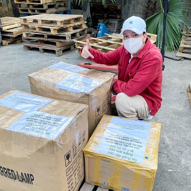 Minh Hằng tặng gạo cho người dân gặp khó khăn giữa dịch Covid-19 minh hang tang gao cho nguoi dan gap kho khan giua dich covid 19