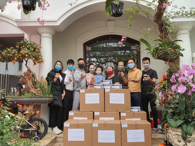 Tuấn Hưng tặng 20.000 khẩu trang y tế cho Bệnh viện Nhiệt đới tuan hung tang 20000 khau trang y te cho benh vien nhiet doi