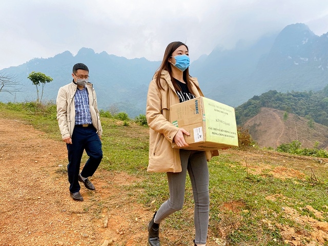 Lương Thùy Linh xúc động khi thấy chiến sĩ chống dịch "ăn lán, ngủ rừng" luong thuy linh xuc dong khi thay chien si chong dich an lan ngu rung