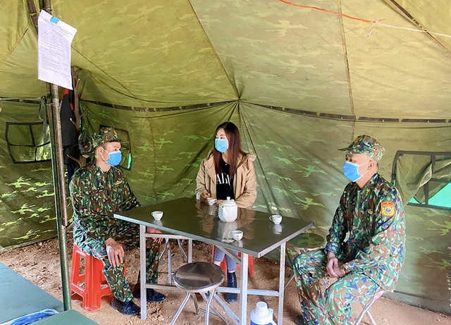 Lương Thùy Linh xúc động khi thấy chiến sĩ chống dịch "ăn lán, ngủ rừng" luong thuy linh xuc dong khi thay chien si chong dich an lan ngu rung