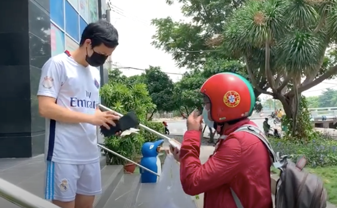 Đạo diễn "Thách thức danh hài" Khương Dừa bất ngờ làm shipper dao dien thach thuc danh hai khuong dua bat ngo lam shipper
