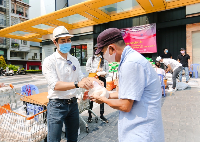 Nguyên Khang - Kim Tuyến phát gạo cho người nghèo, gia đình Việt Hoàn lên trang trại trốn dịch nguyen khang kim tuyen phat gao cho nguoi ngheo gia dinh viet hoan len trang trai tron dich