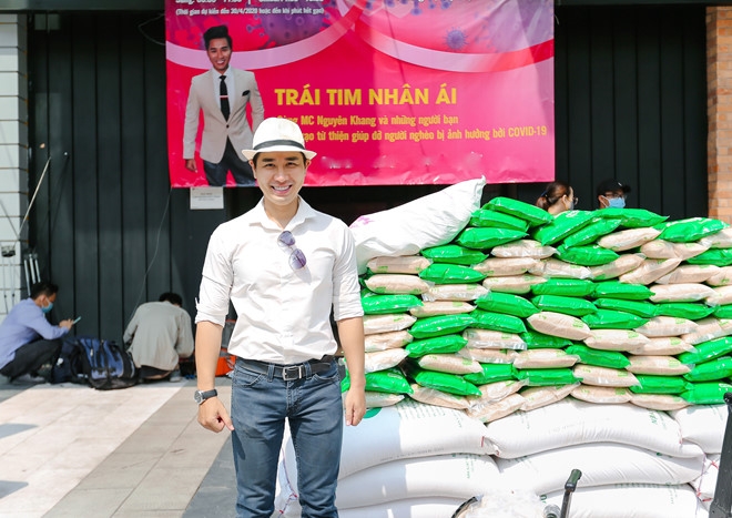 Nguyên Khang - Kim Tuyến phát gạo cho người nghèo, gia đình Việt Hoàn lên trang trại trốn dịch nguyen khang kim tuyen phat gao cho nguoi ngheo gia dinh viet hoan len trang trai tron dich