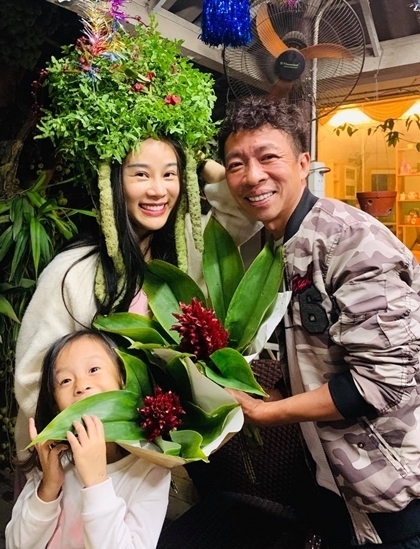 Nguyên Khang - Kim Tuyến phát gạo cho người nghèo, gia đình Việt Hoàn lên trang trại trốn dịch nguyen khang kim tuyen phat gao cho nguoi ngheo gia dinh viet hoan len trang trai tron dich