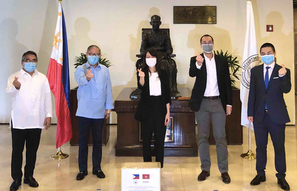 Doanh nhân Johnathan Hạnh Nguyễn tặng 750.000 khẩu trang cho Philippines chống dịch doanh nhan johnathan hanh nguyen tang 750000 khau trang cho philippines chong dich