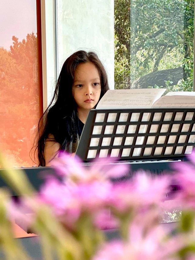 cuoc song an nhien cua hong nhung va hai con tai biet thu o my