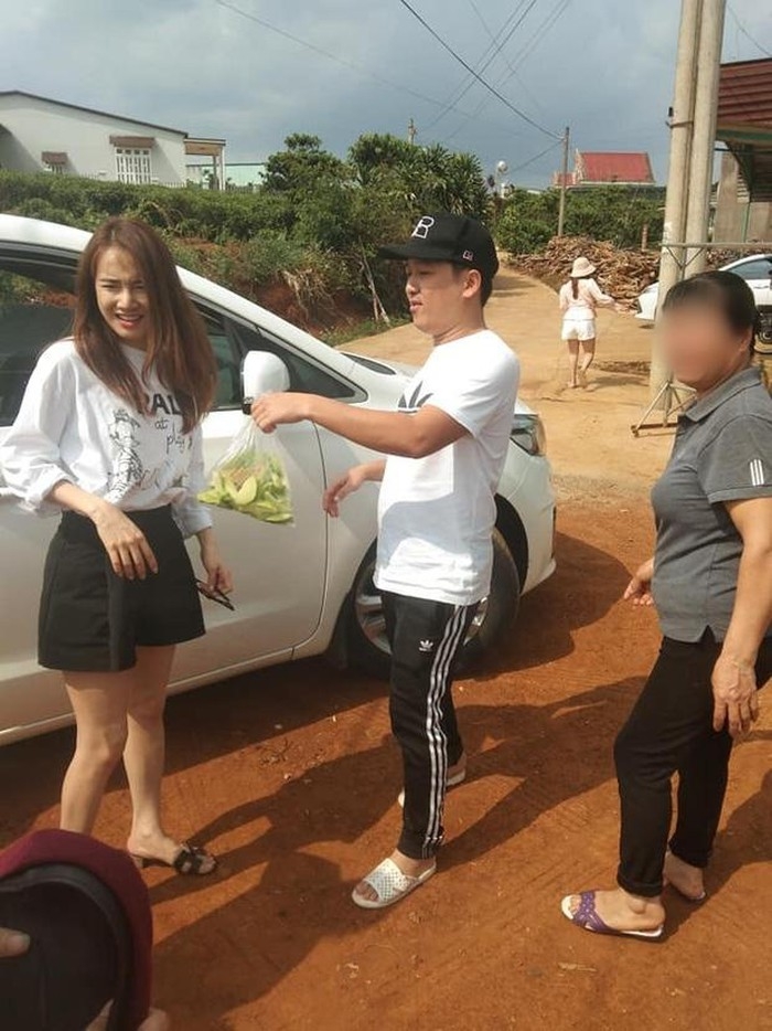 Tin tức giải trí sao Việt hôm nay (11/5): Tình hình của Hồng Ngọc sau vụ bỏng, Trường Giang - Nhã Phương diện đồ đối lập khi về quê tin tuc giai tri sao viet hom nay 115 tinh hinh cua hong ngoc sau vu bong truong giang nha phuong dien do doi lap khi ve que
