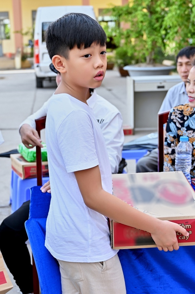 Hồ Ngọc Hà cùng con trai Subeo mang nước sạch cho miền Tây sau giãn cách xã hội ho ngoc ha cung subeo mang nuoc sach cho mien tay sau gian cach xa hoi