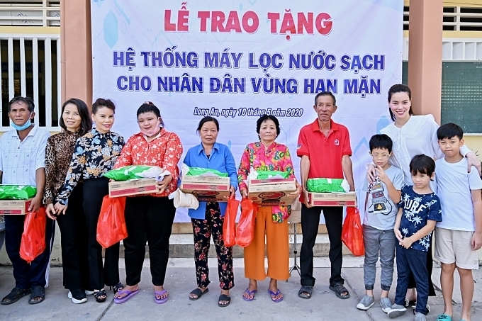 Hồ Ngọc Hà cùng con trai Subeo mang nước sạch cho miền Tây sau giãn cách xã hội ho ngoc ha cung subeo mang nuoc sach cho mien tay sau gian cach xa hoi