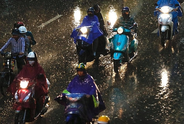 Trời Hà Nội bất ngờ nổi dông, mưa lớn đúng giờ tan tầm troi ha noi bat ngo noi dong mua lon dung gio tan tam