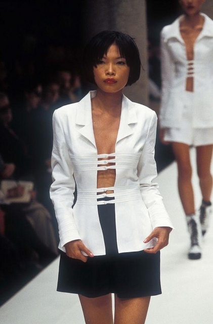 Chân dung siêu mẫu gốc Việt duy nhất từng diễn cho Chanel cùng Naomi Campbell chan dung sieu mau goc viet duy nhat tung dien cho chanel cung naomi campbell