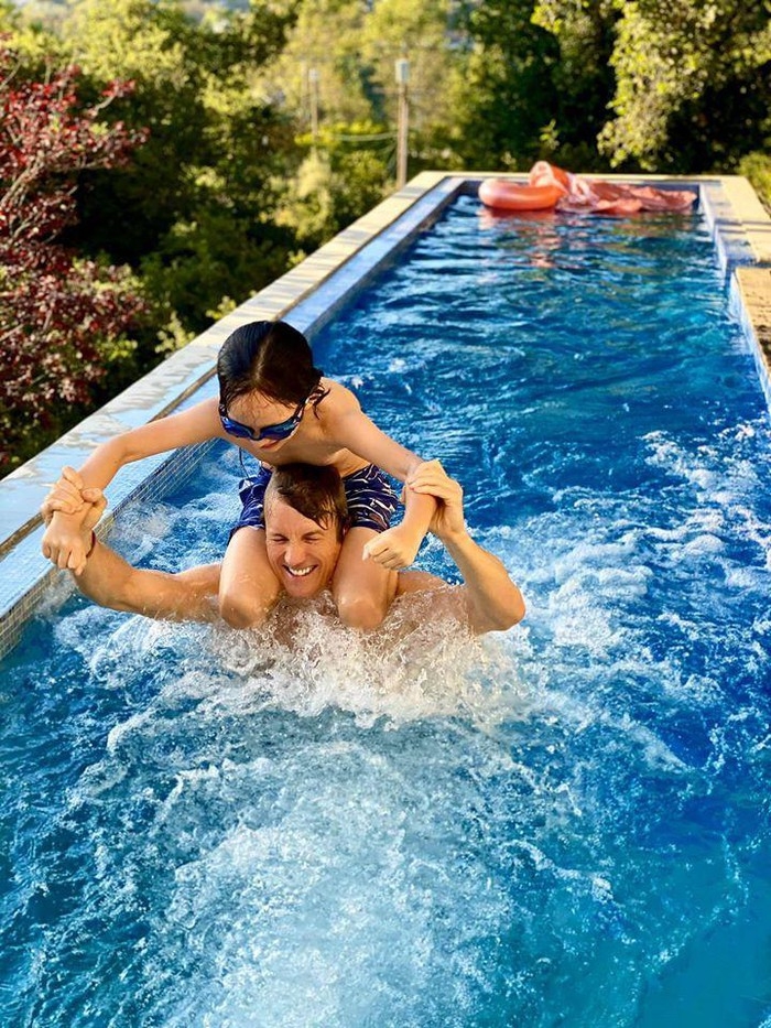 tin tuc giai tri sao viet hom nay 185 hong nhung lan dau cong khai ban trai ngoai quoc