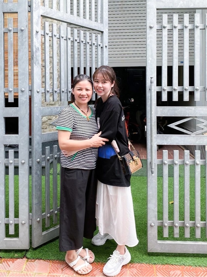 Tin tức giải trí sao Việt hôm nay (25/5): Huỳnh Anh về ra mắt mẹ Quang Hải tin tuc giai tri sao viet hom nay 255 lan khue khoe dang sau sinh huynh anh ve ra mat me quang hai