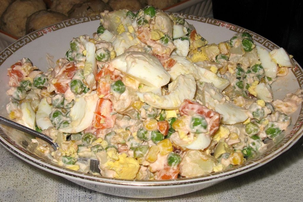 Các món ăn yêu thich của người Estonia 2617 1024px russian olivier salad