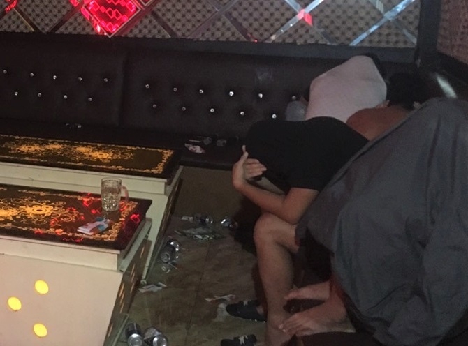undefined 3049 dot kich karaoke dong doi bat qua tang 5 tiep vien thoat y cung khach