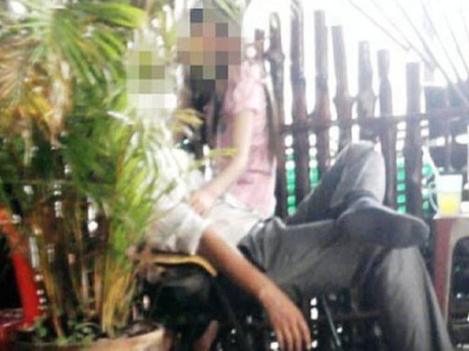 undefined 0845 2 nu nhan vien quan ca phe choi vong ban dam 3 5 0 luot thang