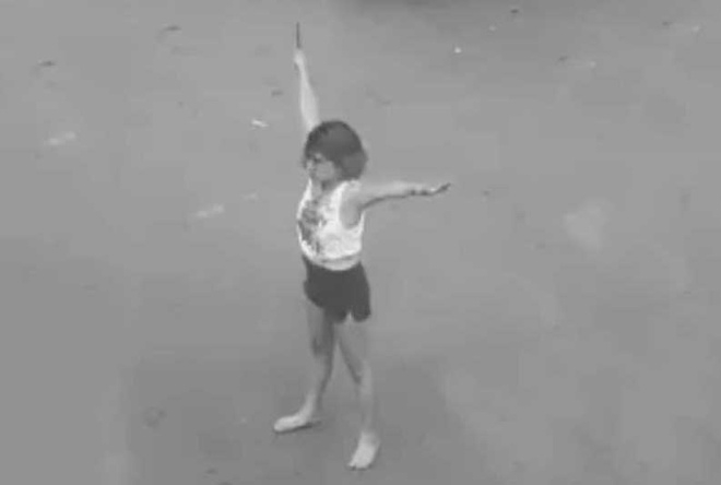 undefined 3306 vu co gai cam dao phan luong giao thong giua giao lo he lo danh tinh
