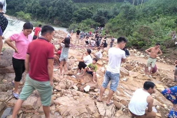 5807 vu 2 vo chong di bat ca bi nuoc cuon troi tim thay thi the nan nhan