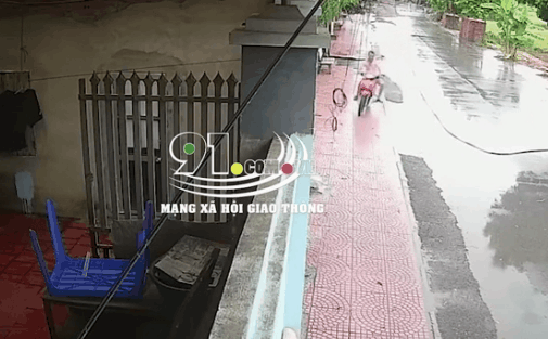 Camera giao thông: Sau cú lao như 
