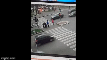 Camera giao thông: Thót tim khoảnh khắc ô tô lao như 