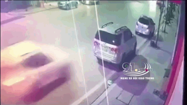 Camera giao thông: Ô tô lao như 
