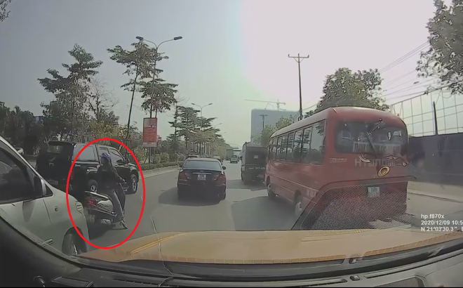 Camera giao thông: Cả phố bỗng ùn tắc vì... 