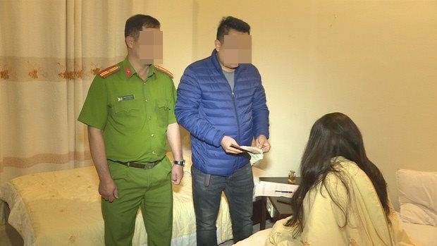 Bắt quả tang 3 đôi nam nữ mua bán dâm trong khu du lịch, lộ đường dây sex tour giá 20 triệu Bắt quả tang 3 đôi nam nữ mua bán dâm trong khu du lịch, lộ đường dây sex tour giá 20 triệu