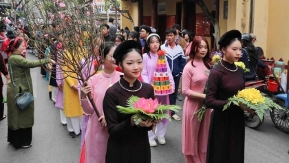 越南春节 - 街坊春节：河内古街举行庆党贺春活动