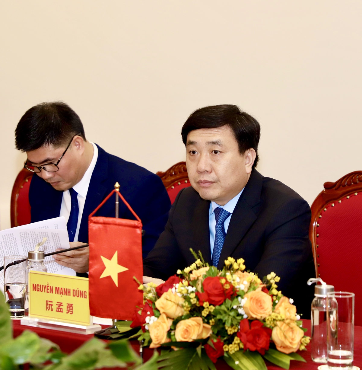 越南河江省代表团与中国文山州代表团举行工作会谈