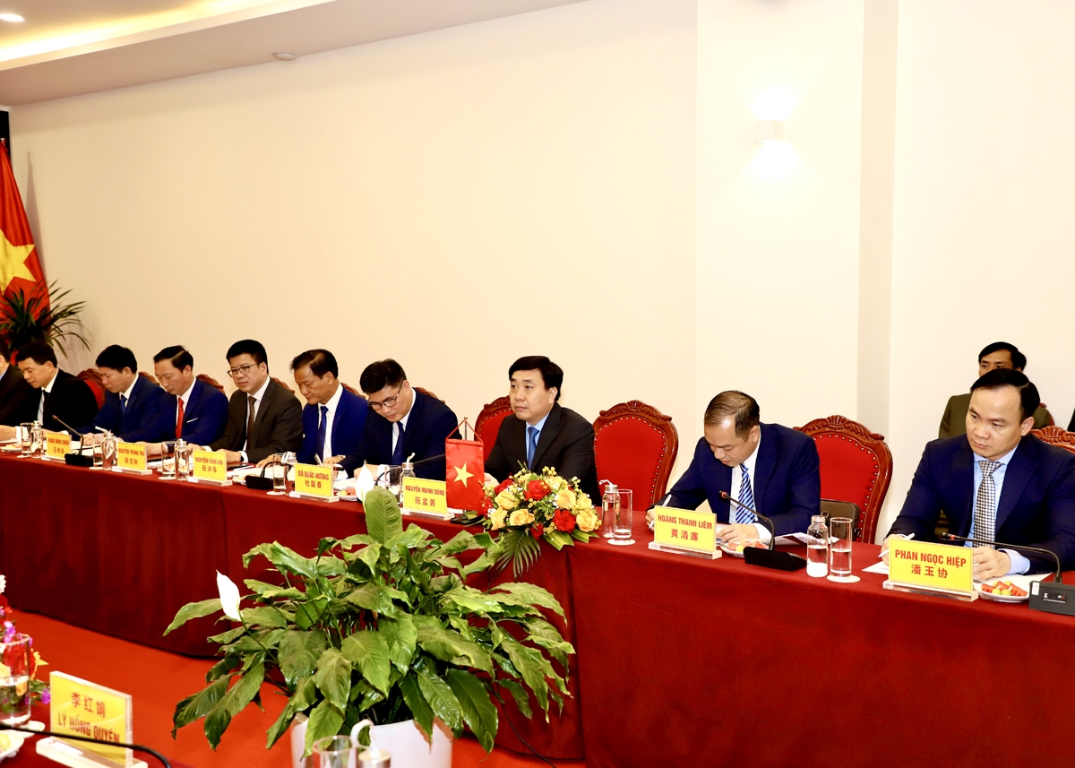 越南河江省代表团与中国文山州代表团举行工作会谈